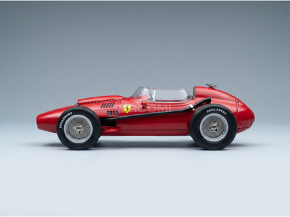Maqueta de un Ferrari rojo con neumáticos Englebert, presentada por Vroomi para coleccionistas