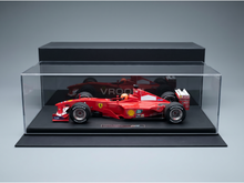 Rotes Ferrari-F1-Modellauto in einer Vitrine mit Shell- und Potenza-Logo, zusammengestellt von Vroomi