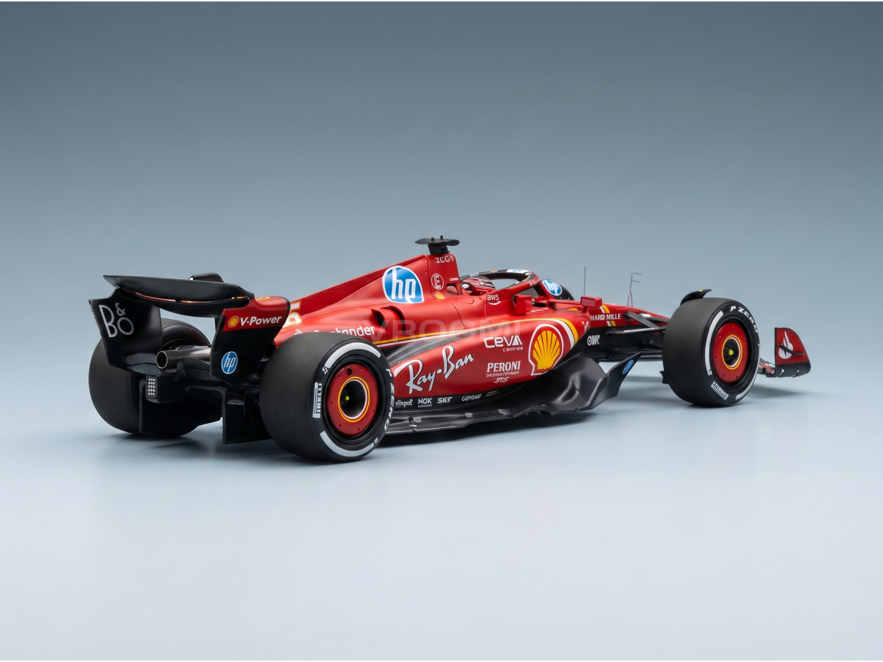 Maquette de voiture de Formule 1 Ferrari rouge avec logos des sponsors, présentée par Vroomi pour les collectionneurs