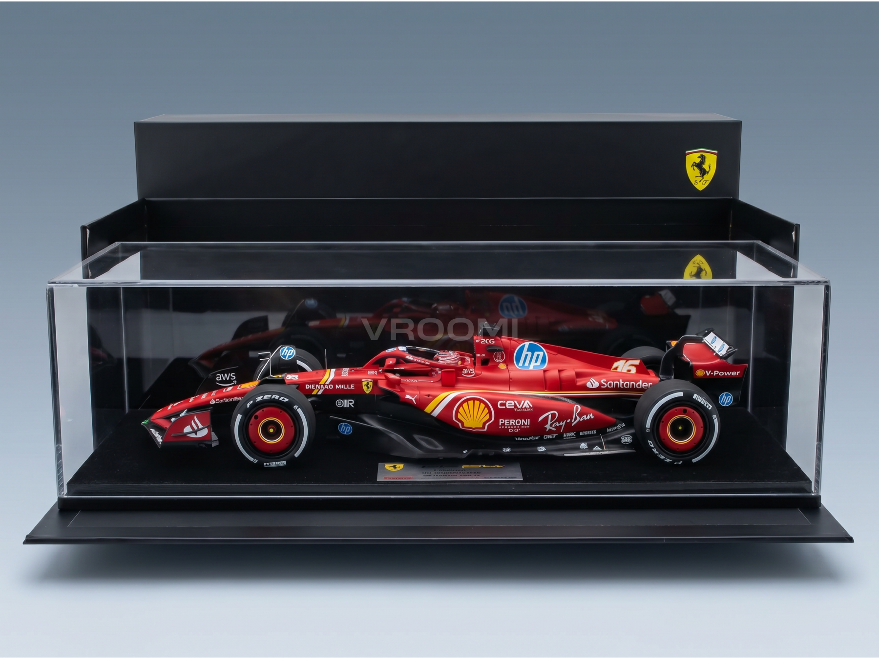 Maquette de voiture de Formule 1 Ferrari rouge présentée dans une vitrine, arborant les logos HP et Shell, sélectionnée par Vroomi pour les collectionneurs.