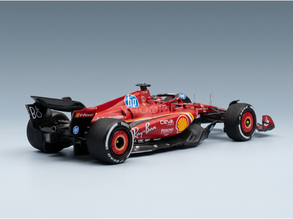 Rood Ferrari Formule 1-schaalmodel met logo’s van Shell, Ray-Ban en HP, tentoongesteld voor Vroomi-verzamelaars.