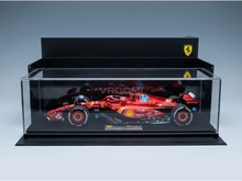Rotes Ferrari-F1-Modellauto in einer Vitrine mit den Logos von Shell, HP und Santander, zusammengestellt von Vroomi