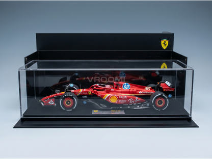 modellino in scala di una Ferrari F1 rossa modellino teca, con i loghi di Shell, HP e Santander, a cura di Vroomi