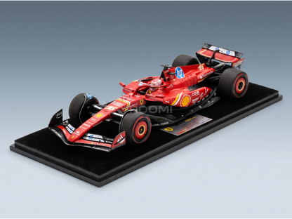 modellino in scala di una Ferrari F1 rossa modellino i loghi Shell e HP, esposto su una base nera da Vroomi