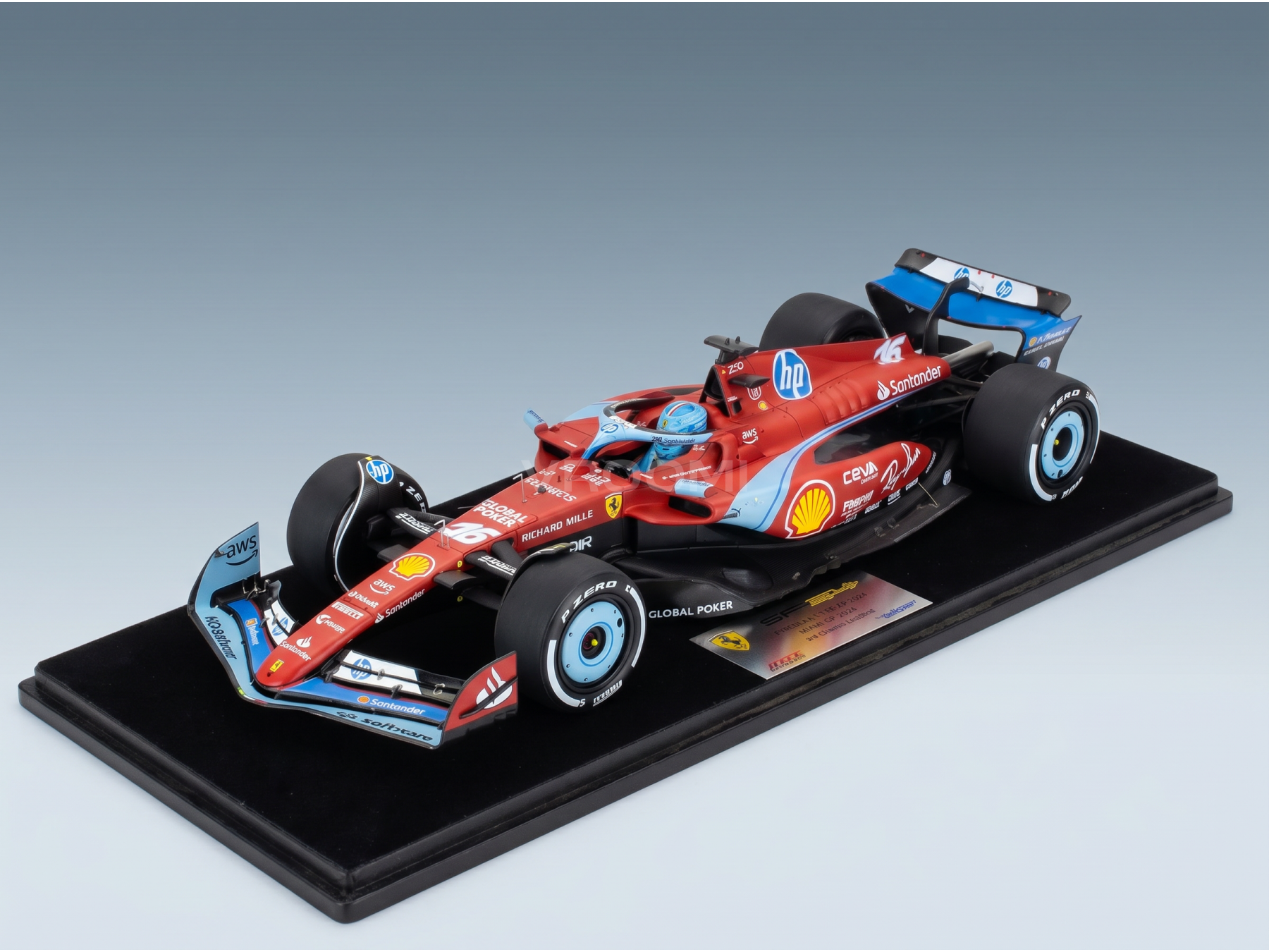 Maqueta a escala de un Ferrari rojo de Fórmula 1 con los logotipos de Shell y HP, expuesta sobre una base negra en Vroomi