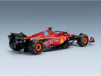 Rode schaalmodelauto met Shell- en Ray-Ban-logo’s, gepresenteerd door Vroomi voor verzamelaars.