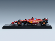 Rood Ferrari F1-schaalmodel met logo’s van Shell, HP en Ray-Ban, gepresenteerd op een zwarte voet — Vroomi