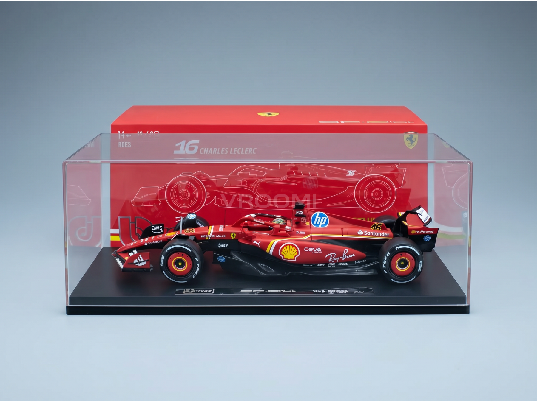 Rood Ferrari F1-schaalmodel van Charles Leclerc, tentoongesteld in een doorzichtige vitrine met Vroomi-logo