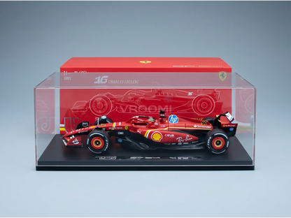 Rood Ferrari F1-schaalmodel van Charles Leclerc, tentoongesteld in een doorzichtige vitrine met Vroomi-logo