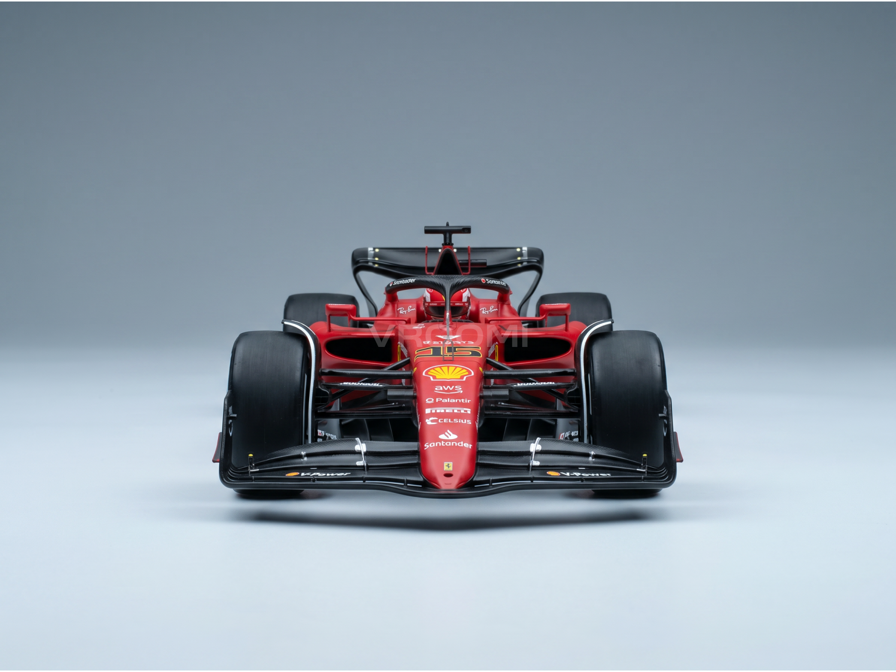 Rood Ferrari F1-schaalmodel met Shell- en AWS-logo’s, gepresenteerd door Vroomi voor verzamelaars.