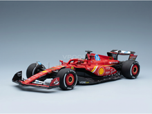 Rotes Ferrari-F1-Modellauto im Maßstab 1:1 mit Shell- und HP-Logos, präsentiert von Vroomi für Sammler.