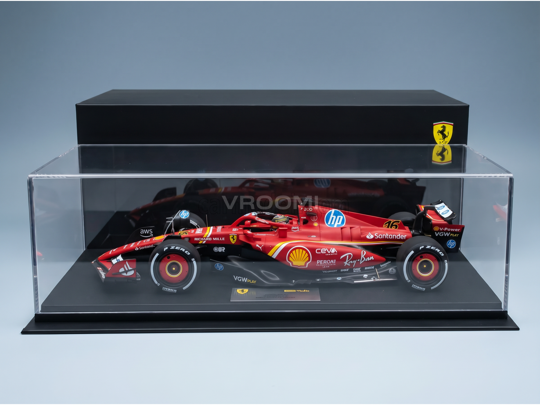 Maquette de voiture de Formule 1 Ferrari rouge présentée dans une vitrine, arborant les logos Shell et HP, sélectionnée par Vroomi pour les collectionneurs.