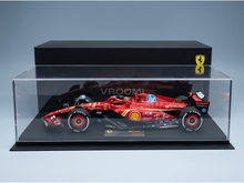 Rotes Ferrari-F1-Modellauto in einer Vitrine mit Shell- und HP-Logos, von Vroomi für Sammler zusammengestellt.