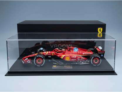 Maquette de voiture de Formule 1 Ferrari rouge présentée dans une vitrine, arborant les logos Shell et HP, sélectionnée par Vroomi pour les collectionneurs.