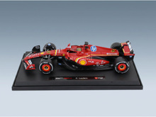 Maqueta a escala del Ferrari SF-24 rojo de Vroomi, con la decoración de C. Leclerc y los logotipos de los patrocinadores en la base de exposición.