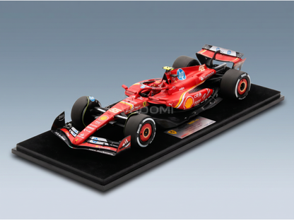 Rood Ferrari F1-schaalmodel op een displaystandaard, voorzien van sponsorlogo’s, van Vroomi