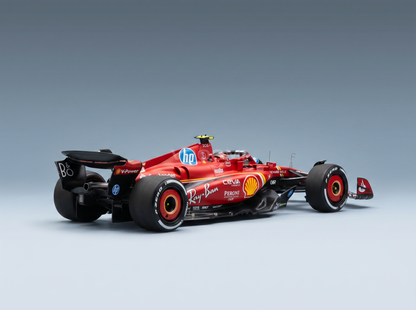 FERRARI – F1 SF-24 TEAM SCUDERIA FERRARI Nr. 55 2. Platz beim GP von Abu Dhabi 2024 CARLOS SAINZ – LETZTES FERRARI-RENNEN – ROT-WEISS-SCHWARZ Modellauto auf Vroomi