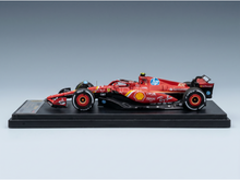 Rood Ferrari F1-schaalmodel met logo’s van Shell, HP en Ray-Ban, gepresenteerd op een zwarte voet — Vroomi