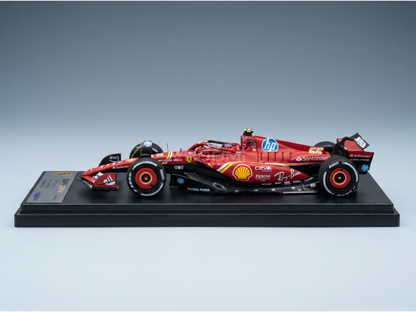 Rood Ferrari F1-schaalmodel met sponsorlogo’s, tentoongesteld op een zwarte sokkel bij Vroomi