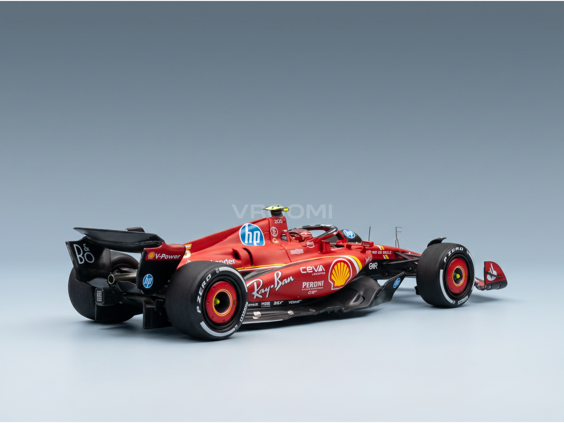 Rood Ferrari F1-schaalmodel met logo’s van Shell, Ray-Ban en HP, aangeboden door Vroomi voor verzamelaars.