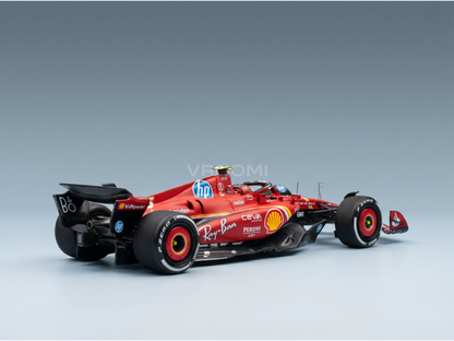 Rood Ferrari F1-schaalmodel met logo’s van Shell, Ray-Ban en HP, aangeboden door Vroomi voor verzamelaars.