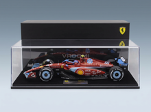 FERRARI | F1  SF-24 EQUIPO SCUDERIA FERRARI N.º 55 5.º GP DE MIAMI 2024 CARLOS SAINZ - CON VITRINA