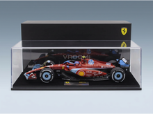 Rotes Ferrari-F1-Modellauto in einer Vitrine, mit HP- und Shell-Logos, von Vroomi für Sammler zusammengestellt.
