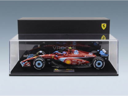 Maqueta a escala de un Ferrari F1 rojo en vitrina, con los logotipos de HP y Shell, seleccionada por Vroomi para coleccionistas.