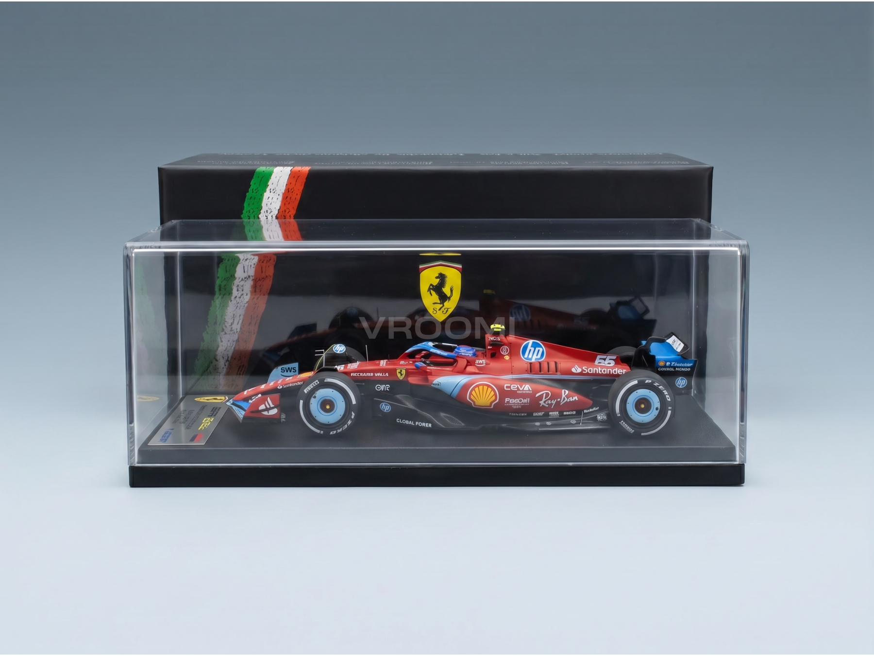 Maqueta a escala de un Ferrari F1 rojo en vitrina, con los logotipos de HP y Shell, de Vroomi