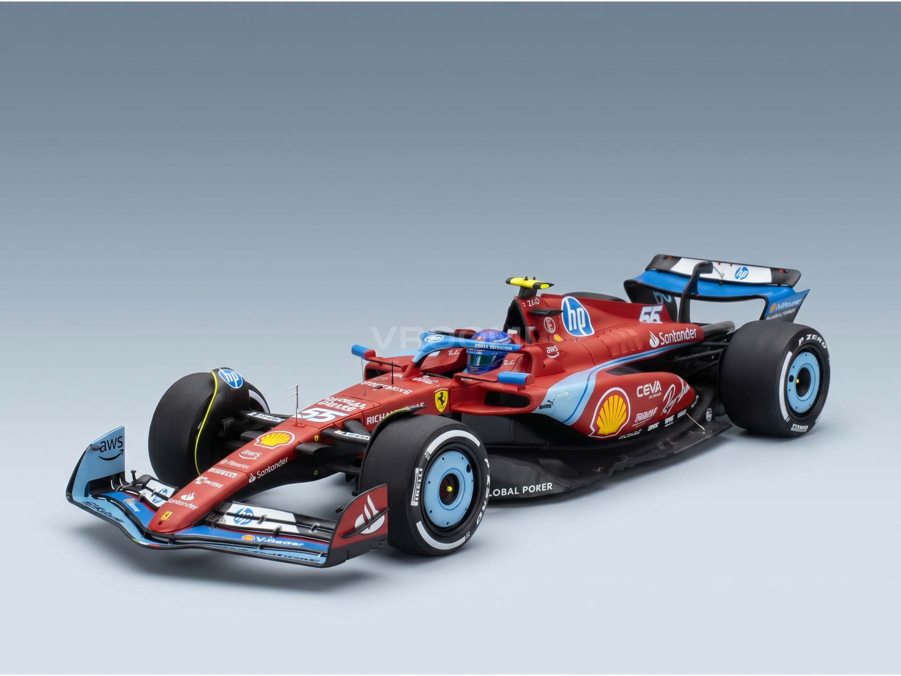 Maqueta a escala de un Ferrari F1 rojo con los logotipos de Shell y HP, presentada por Vroomi para coleccionistas