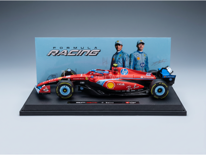Maqueta a escala de un Ferrari rojo de Fórmula 1 de la marca Vroomi, con los logotipos de los patrocinadores y los nombres de los pilotos detallados en la base de exposición.