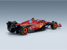 Maqueta a escala de un Ferrari F1 rojo con adhesivos de Shell y Ray-Ban, expuesta en Vroomi para coleccionistas.