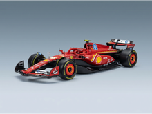 Maqueta a escala de un Ferrari F1 rojo con los logotipos de Shell, HP y AWS, presentada por Vroomi para coleccionistas.