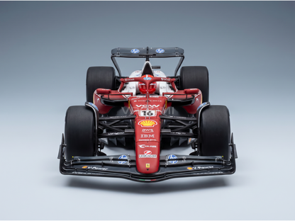 Voiture miniature de course Ferrari F1 SF-25 rouge et blanche avec logos Shell, IBM et HP, GP de Monza 2025
