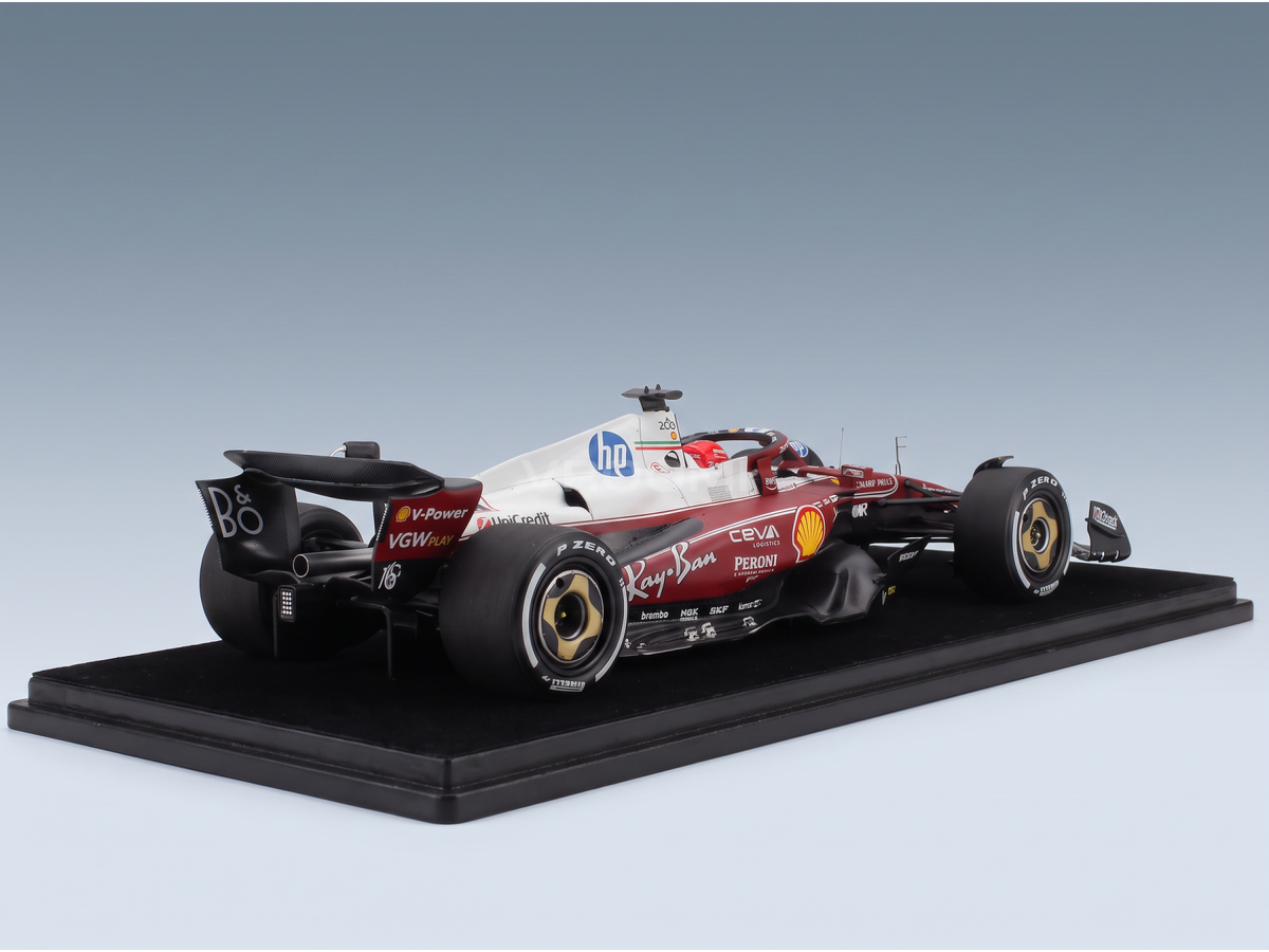 Voiture miniature Ferrari F1 SF-25 rouge et blanche avec décalcomanies sponsors sur socle noir, collection GP de Monza 2025