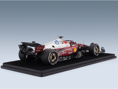 Voiture miniature Ferrari F1 SF-25 rouge et blanche avec décalcomanies sponsors sur socle noir, collection GP de Monza 2025