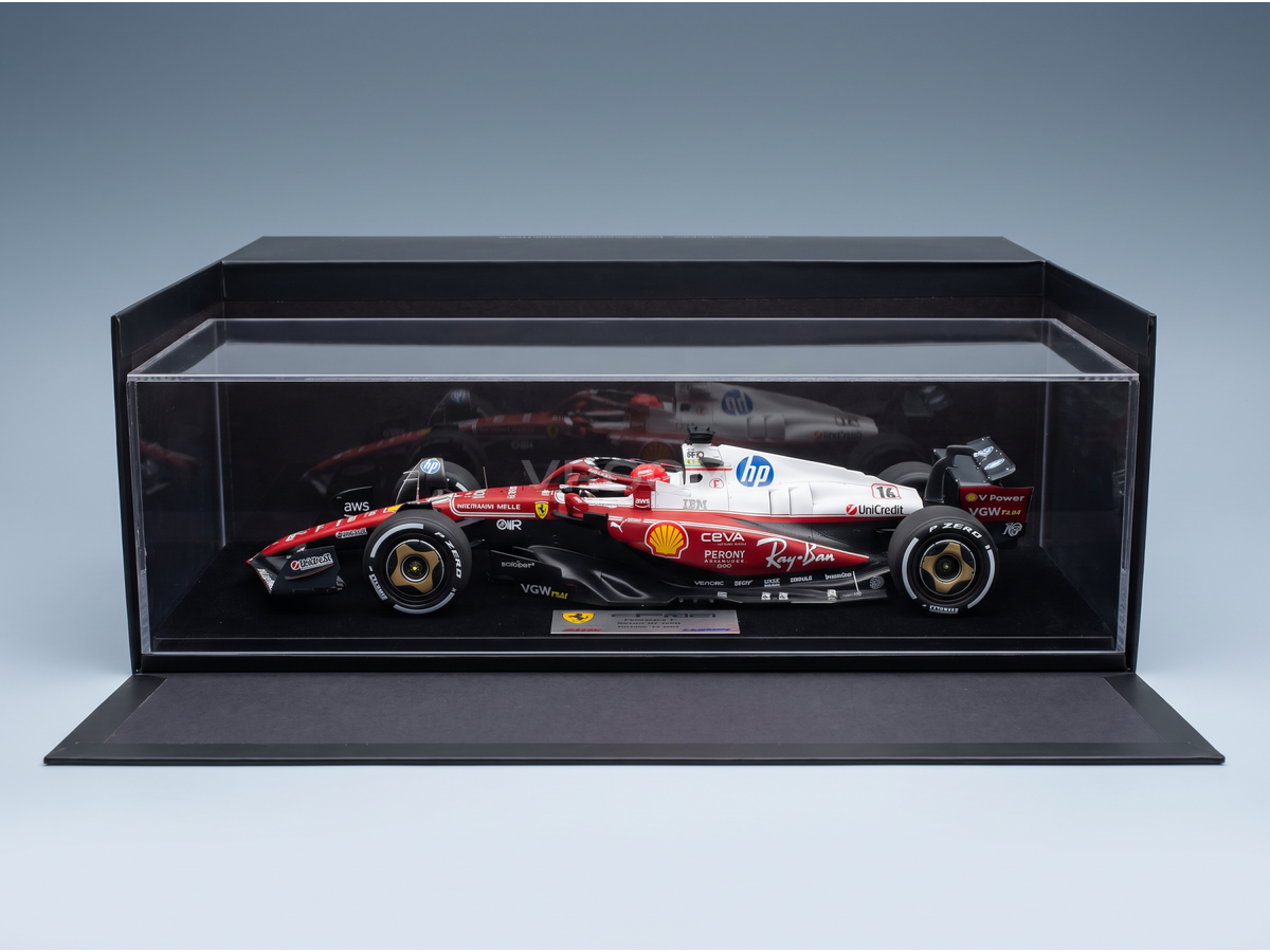 Voiture miniature Ferrari F1 SF-25 rouge et blanche avec accents noirs, dans sa vitrine noire, GP d'Italie à Monza 2025