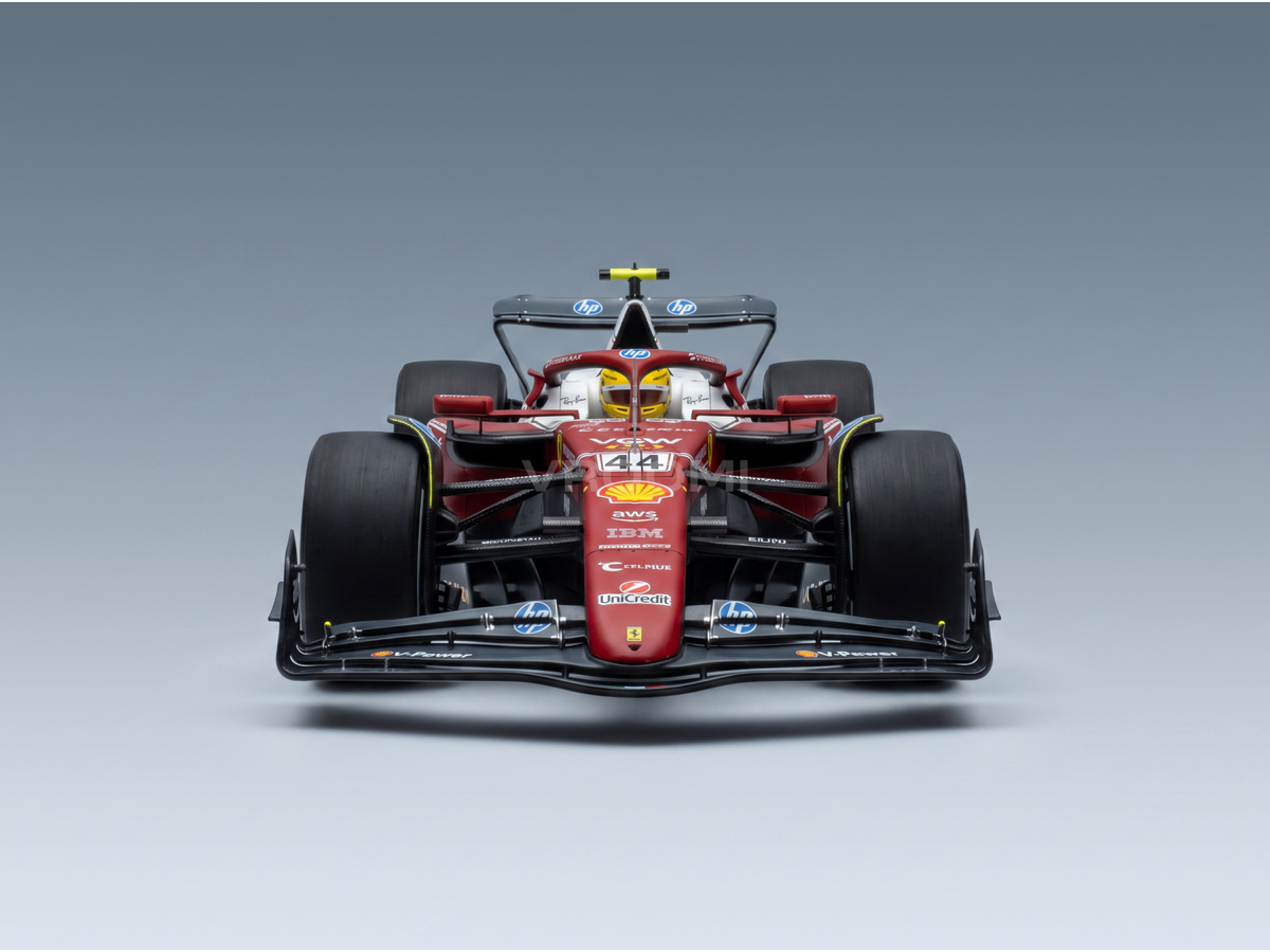 Modellino Ferrari F1 SF-25 rossa con dettagli neri e gialli e loghi sponsor, esposto in teca per il GP di Monza 2025