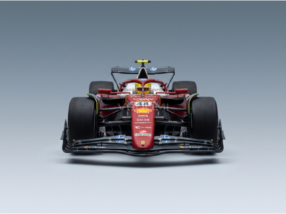 Modellino Ferrari F1 SF-25 rossa con dettagli neri e gialli e loghi sponsor, esposto in teca per il GP di Monza 2025