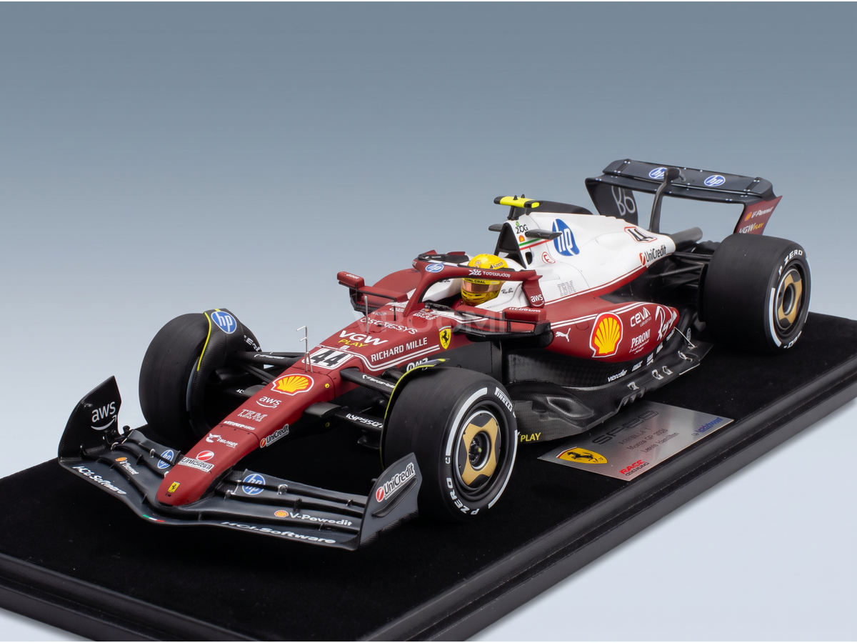 Modellino Ferrari F1 SF-25 rossa e bianca con parti aerodinamiche nere e loghi sponsor Shell e Puma, in teca