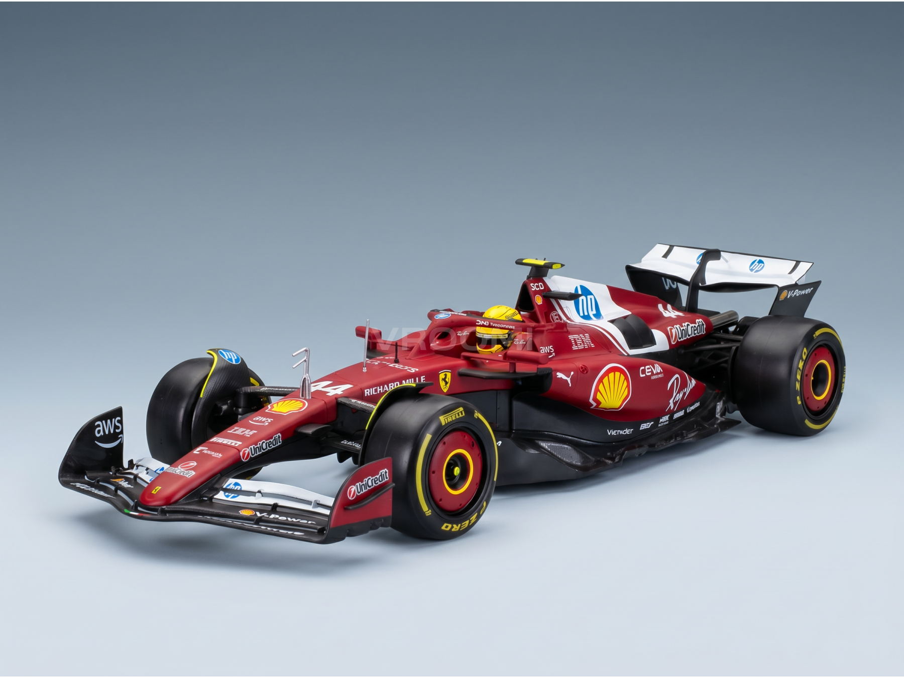Maqueta de un Ferrari rojo con los logotipos de Shell y AWS, presentada por Vroomi para coleccionistas.