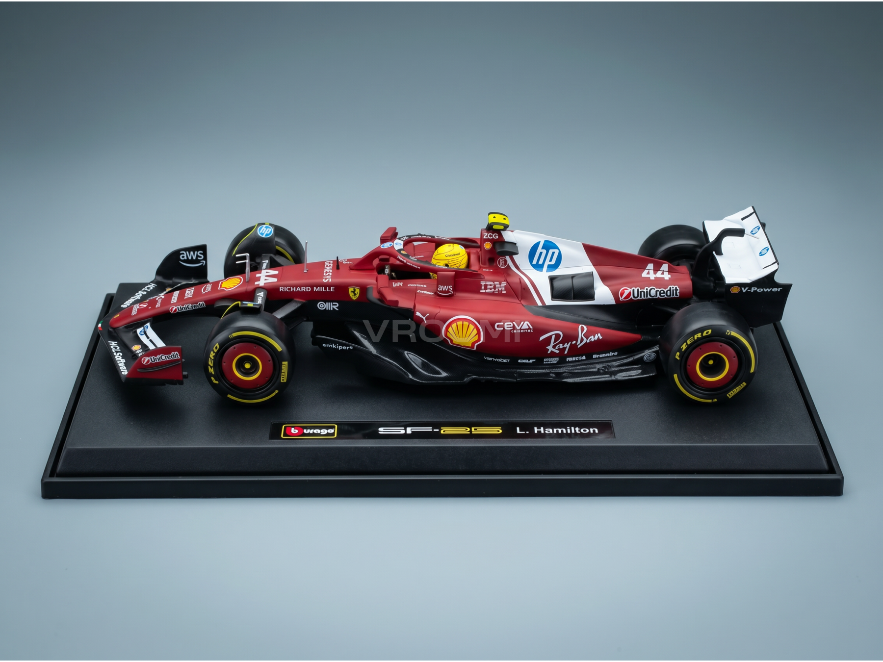 Maqueta en rojo y blanco del SF-25 de L. Hamilton, expuesta en Vroomi para coleccionistas.