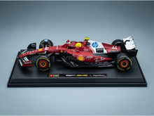 Maqueta en rojo y blanco del SF-25 de L. Hamilton, expuesta en Vroomi para coleccionistas.