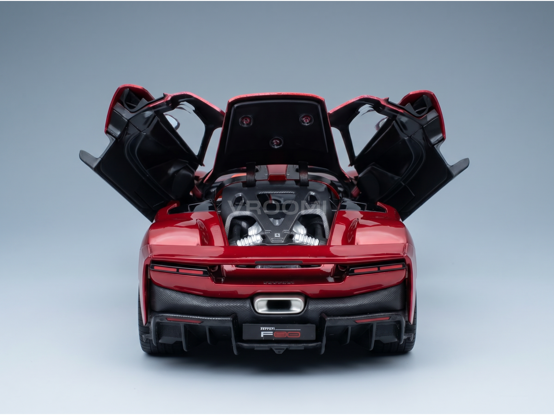Rood Ferrari F80-schaalmodel met open deuren en motorruimte, gepresenteerd door Vroomi