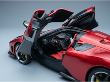 Maqueta de un Ferrari rojo con las puertas abiertas y un interior detallado, presentada por Vroomi para coleccionistas