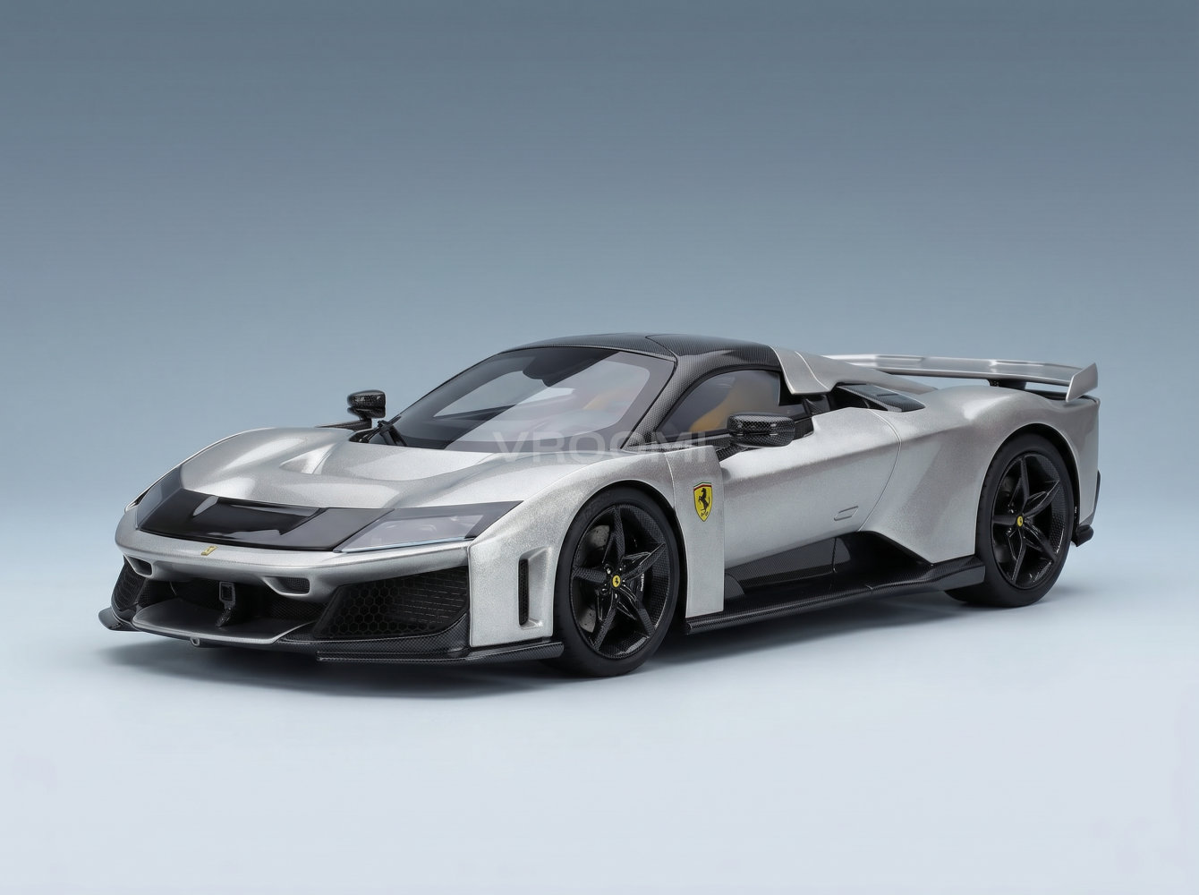 Ferrari F80 2024 – Carbonfelgen – mit Vitrine – aus poliertem Aluminium – grau – Straßenfahrzeuge – 118 – Vroomi