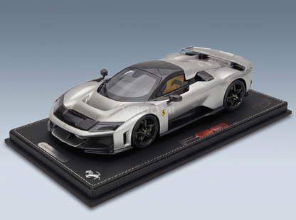 ferrari-f80-2024-carbon-felgen-mit-vitrine-aus-poliertem-Aluminium-grau-straßenfahrzeuge-389 - Vroomi