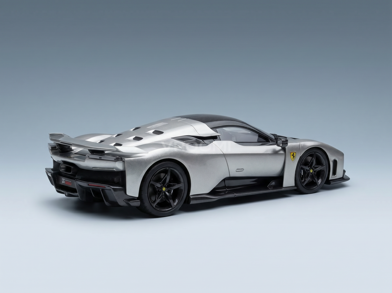 Ferrari F80 2024 – Carbonfelgen – mit Vitrine – aus poliertem Aluminium – grau – Straßenfahrzeuge – 418 – Vroomi