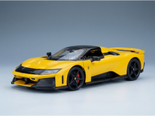 Maqueta de un Ferrari amarillo con detalles en negro, presentada por Vroomi para coleccionistas