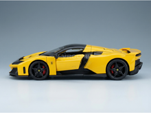 Maqueta de un Ferrari amarillo con detalles en negro, presentada por Vroomi para coleccionistas.